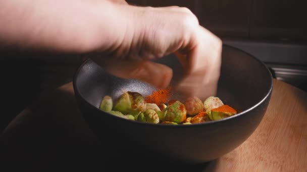 厨师将调料和调料混合在一起的手拍到他刚准备好的芽菜芽上 使调料均匀一致是很重要的 — 图库视频影像