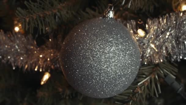 Adorno Árbol Navidad Con Brillo Plata Con Puntos Blancos Colgando — Vídeo de stock