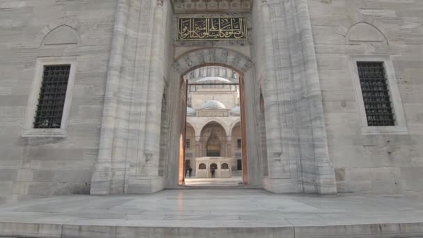 Førstepersons Utsikt Går Gjennom Inngangsportalen Mot Sleymaniye Moskeen Istanbul Tyrkia – stockvideo