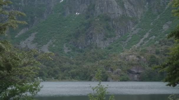 Enorme Montanha Granito Outro Lado Lago Dia Nublado — Vídeo de Stock