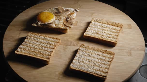 在烤面包片之上放热煎蛋和蘑菇 早餐用蘑菇煎蛋吐司 关门了 — 图库视频影像