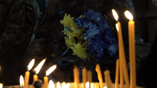 Soldado Sosteniendo Flores Azules Amarillas Través Velas Oración Encendidas Funeral — Vídeos de Stock