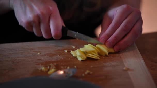Stationary Footage Woman Hands While Slicing Peeled Ginger Using Knife — Stock video