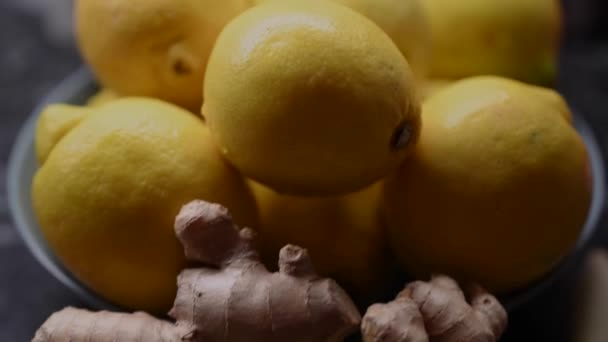 Panning Footage Downward Lemons Gingers Cinnamon Wood Main Ingredients Make — Vídeo de Stock