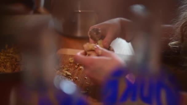 一个女人用勺子剥下生姜时双手的固定镜头 她要把它拆开了她正在做一种自制姜汁酒 叫做英格韦勒 原产于瑞士伯尔尼 — 图库视频影像