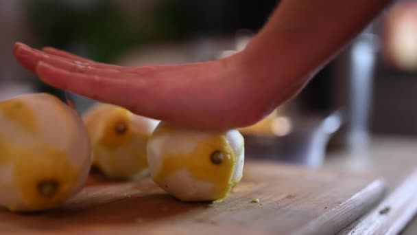 Soyulmuş Bir Limonu Doğrama Tahtasına Sarıp Ikiye Bölerken Bir Kadının — Stok video