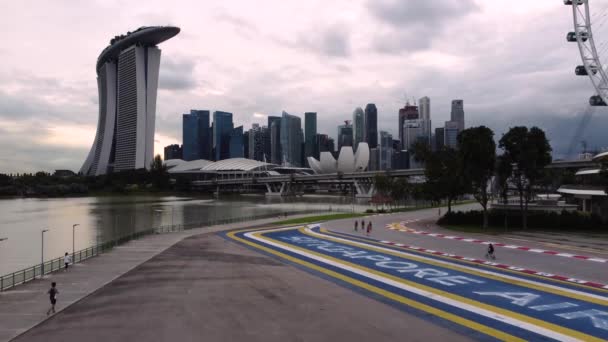 Clip Dron Aéreo Ascendente Singapore Cbd City Skyline Una Tarde — Vídeos de Stock