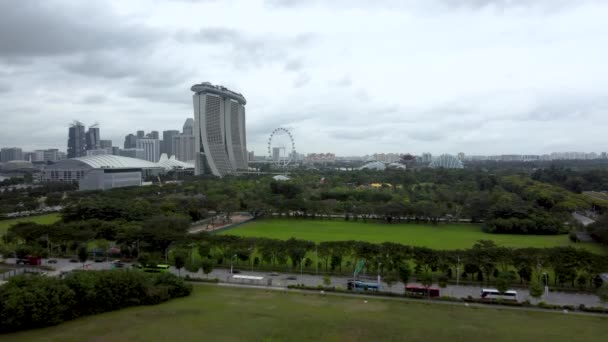 航向地平线的无人机俯瞰着码头的沙滩 海湾边的花园和新加坡的传单 — 图库视频影像