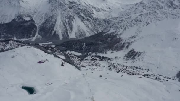 雪氷の谷のスイス アロスの空中露出ドローンは山に囲まれて — ストック動画