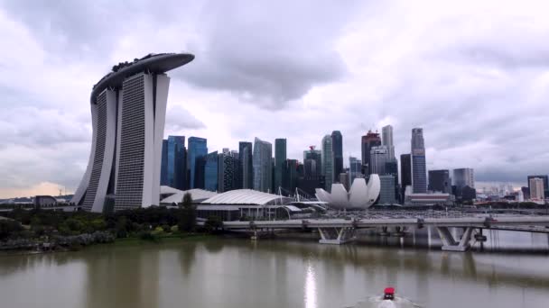 新加坡Cbd市的空中无人飞机在4K的晴朗的下午天空中升空 以码头湾金沙和本杰明 谢勒斯大桥为特色 — 图库视频影像
