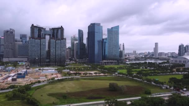 Drone Flying Horizon Overseeing Marina Financial District — Stockvideo