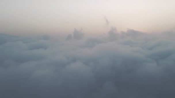 以色列戈兰高地上空黄昏时分 一架无人驾驶飞机从美丽的白云中飞过 — 图库视频影像