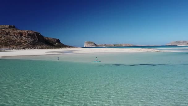 Mujer Charcos Playa Balos Creta Grecia Concepto Vacaciones — Vídeos de Stock