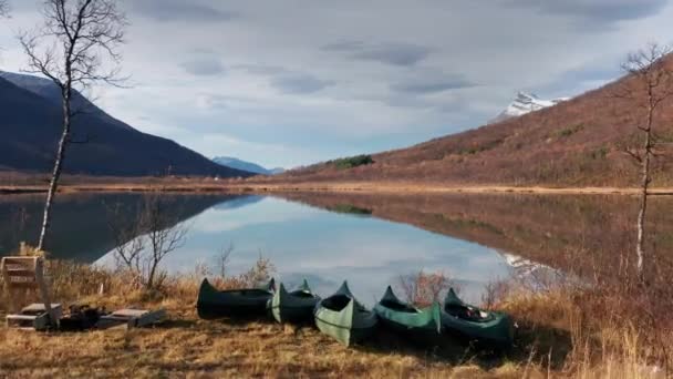 Luftaufnahme Der Gruppe Von Kanus Ufer Des Flachen Sees Berge — Stockvideo