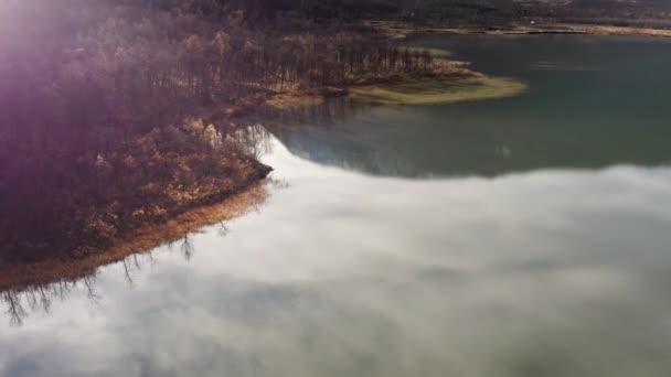 Aerial View Shallow Lake Sun Clouds Reflected Still Transparent Waters — Vídeos de Stock