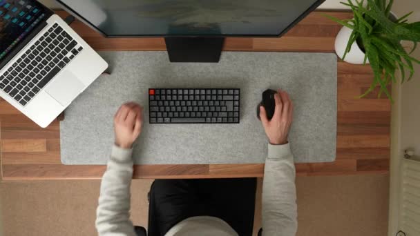 Man Using Computer Keyboard Top Shot Wide — ストック動画