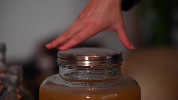 女性手的固定镜头 同时紧紧抓住罐子的盖子她正在做一种自制姜汁酒 叫做英格韦勒 原产于瑞士伯尔尼 — 图库视频影像