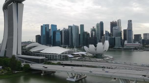 在4千个小时内 空中无人飞机从新加坡天际线上飞出 其特点是码头湾金沙和本杰明 谢勒斯桥 — 图库视频影像