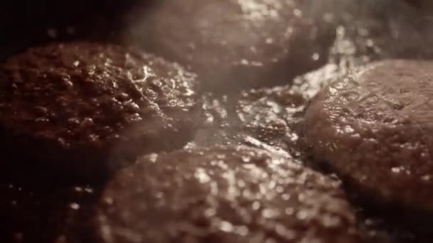 Panning Lento Através Hambúrgueres Carne Fritando Óleo Quente Uma Frigideira — Vídeo de Stock