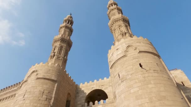 エジプトのカイロの旧市街 ズワイラまたはバブ ズワイラの塔と玄関ドア 傾斜と低角度 — ストック動画