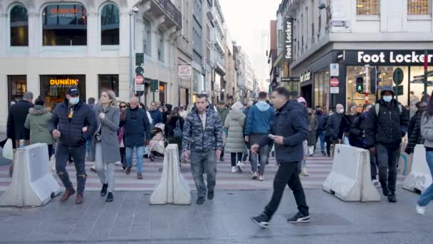 Folk Korsar Gågatan Mångkulturella Ansikten Män Och Kvinnor Går Centrum — Stockvideo