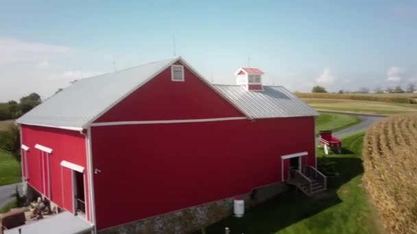 Aerial Red Farmhouse Pennsylvania Rural Area Surrounded Cornfield Trees Drone — Stockvideo