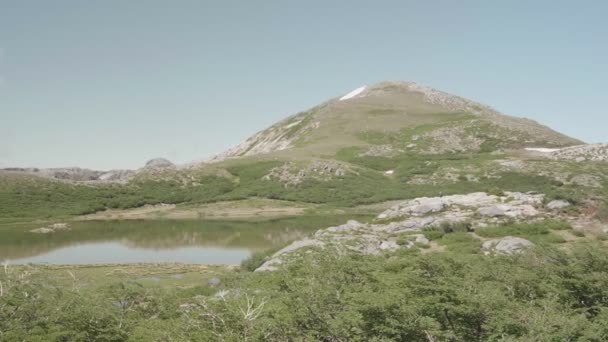 高山附近的泻湖概览 — 图库视频影像