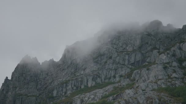 Bulutlar Uzaktaki Granit Bir Duvardan Geçiyor — Stok video