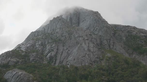 云彩掠过的巨大花岗岩墙概览 — 图库视频影像