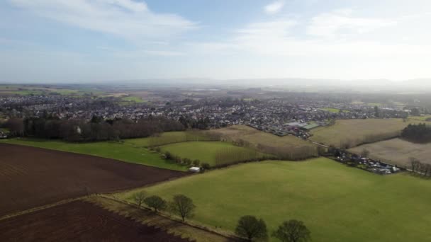 Drone Aéreo Sobrevoando Campos Arados Gramados Direção Blairgowrie Rattray Scottish — Vídeo de Stock