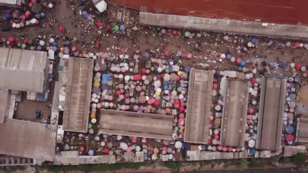 在Mfoundi市场上空盘旋4K — 图库视频影像