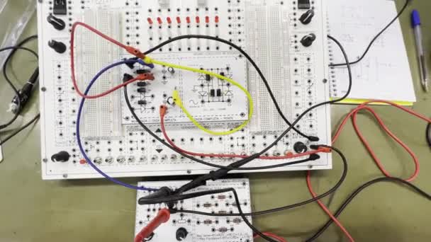 Voltímetro Que Mide Corriente Eléctrica Circuito Electrónico Del Tablero Pan — Vídeo de stock