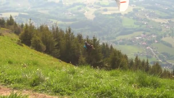 Paraglider Opstijgen Van Zijkant Van Een Gras Bedekte Berg — Stockvideo