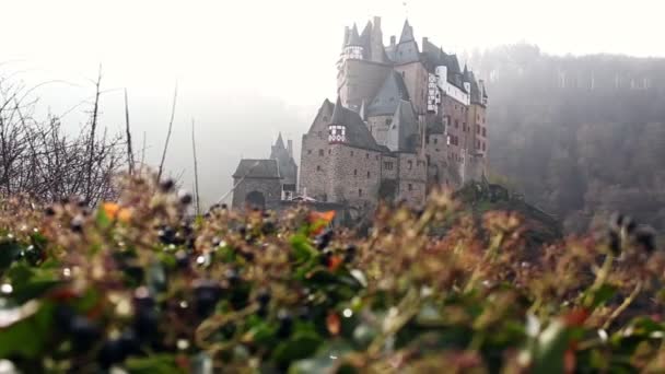 Majestic Eltz Castle Southwest Germany Misty Sunrise Winter Handheld Slider — Stockvideo