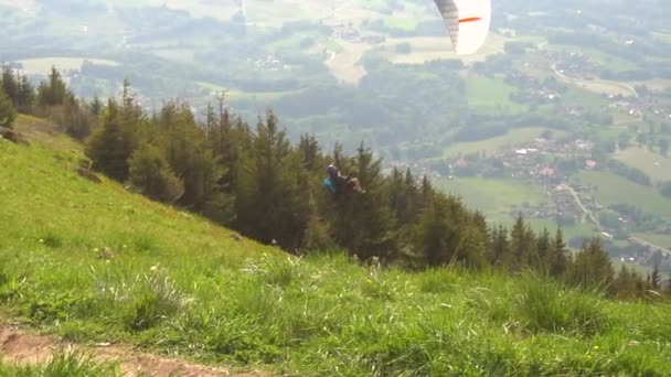 Paraglider Opstijgen Van Zijkant Van Een Met Gras Bedekte Berg — Stockvideo