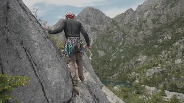 Climber Walking Ledge Pristine Granite Wall — Wideo stockowe