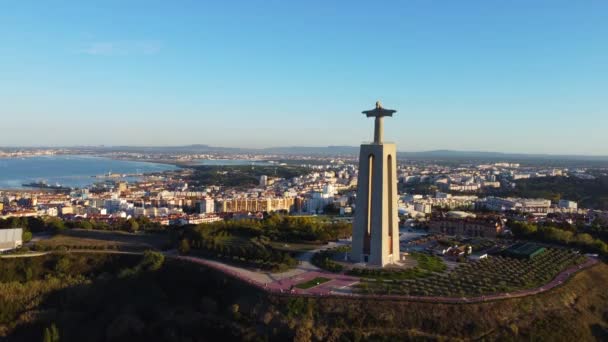 日没の間にポルトガルのキリストの王の聖域の短い無人偵察機のショット — ストック動画