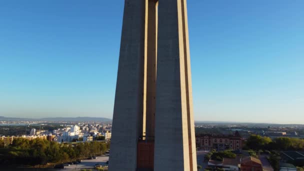 Drone Shot Lecący Górę Odsłaniając Słynny Posąg Chrystusa Portugalii — Wideo stockowe