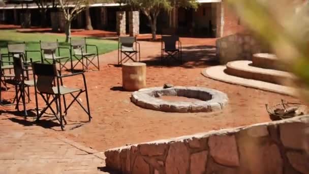 Una Chimenea Campamento Namibia Con Muchas Sillas Plegables Leña Fresca — Vídeos de Stock