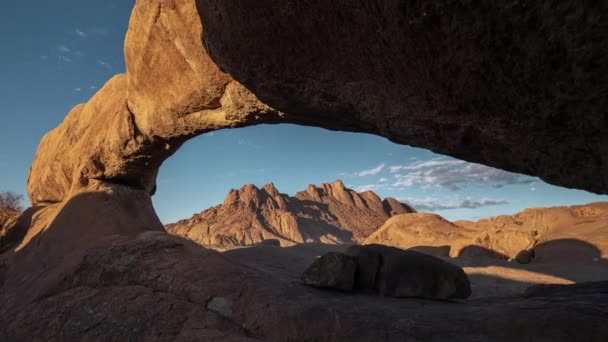 Bryggan Pondok Mountains Sett Genom Hålet Naturliga Arch Rock Bildning — Stockvideo