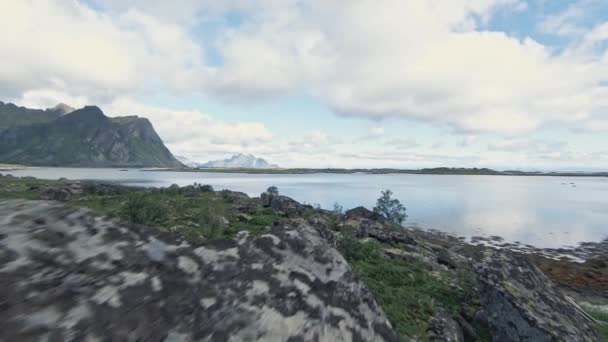 Rotsachtige Kustlandschap Van Lofoten Noorwegen Luchtfoto Fpv Drone View — Stockvideo