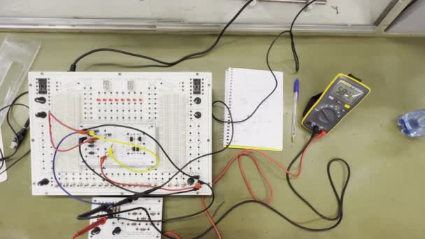 Multimeter Mätning Strömspänning Elektroniska Kretskort — Stockvideo