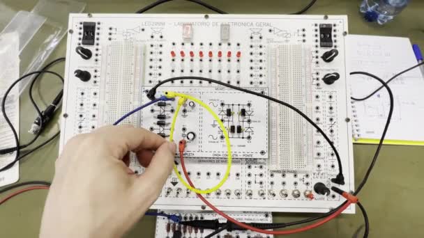 Engineer Hand Experimenteren Met Elektronische Componenten Breadboard — Stockvideo