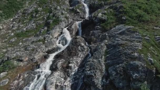 Waterstroom Cascade Naar Beneden Kronkelende Rotsachtige Berghelling Antenne Drone Fpv — Stockvideo