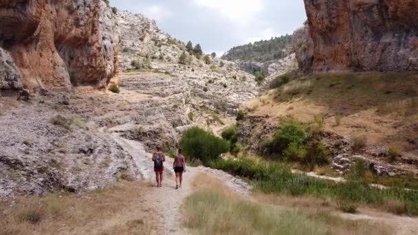 西班牙瓜达拉哈拉 Teruel Calomarde的Ruta Del Barranco Hoz 游客走过峡谷 — 图库视频影像