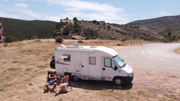 Turistas Brindan Autocaravana Camper Van Albarracin Teruel España — Vídeos de Stock