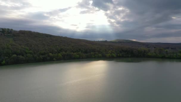 Luz Del Sol Estalló Lago Montaña — Vídeo de stock