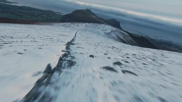 Dron Fpv Lecący Dół Zaśnieżonego Zbocza Góry Miejscowości Melen Norwegii — Wideo stockowe