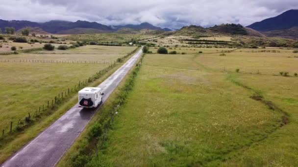 Parque Natural Somiedo Autocaravana Camper Van Conduciendo Través Del Valle — Vídeos de Stock