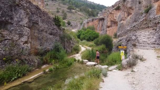 西班牙瓜达拉哈拉Teruel Calomarde的Ruta Del Barranco Hoz 游客女孩走过峡谷 — 图库视频影像